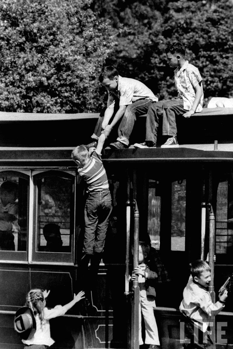 Children climbing on a cable car at Golden Gate Park (Дети, взбирающиеся на вагончик канатной дороге в парке «Золотые ворота»), 1955