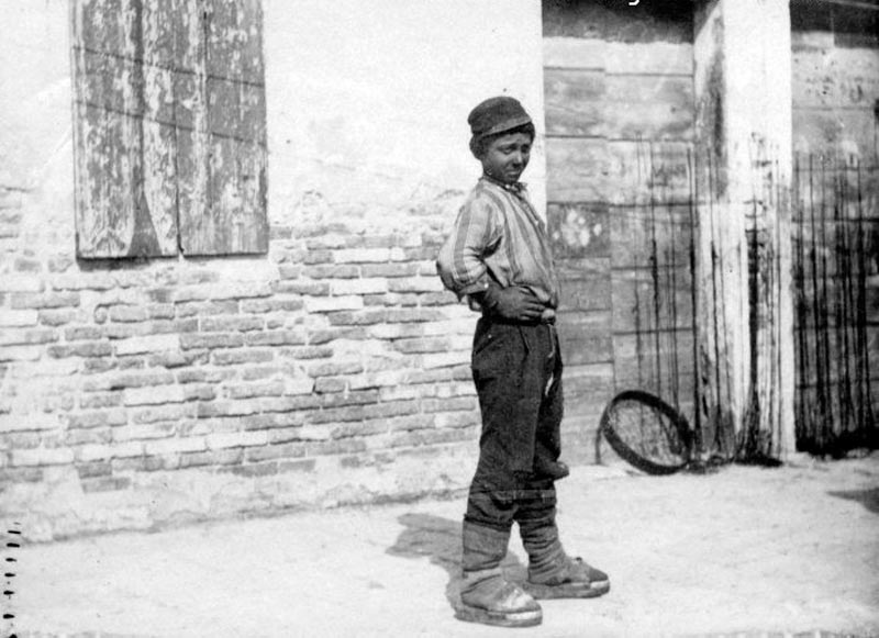 18.Bambino in una calle (18. Ребенок на улице), 1894-1915