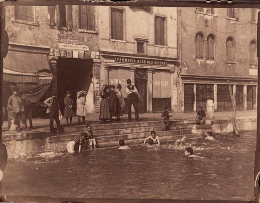 Bambini fanno il bagno nel canale di Cannaregio (Дети, купающиеся в канале Каннареджо), 1894-1915