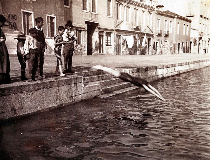 Bambini fanno il bagno nel canale di Cannaregio (Дети, купающиеся в канале Каннареджо), 1894-1915