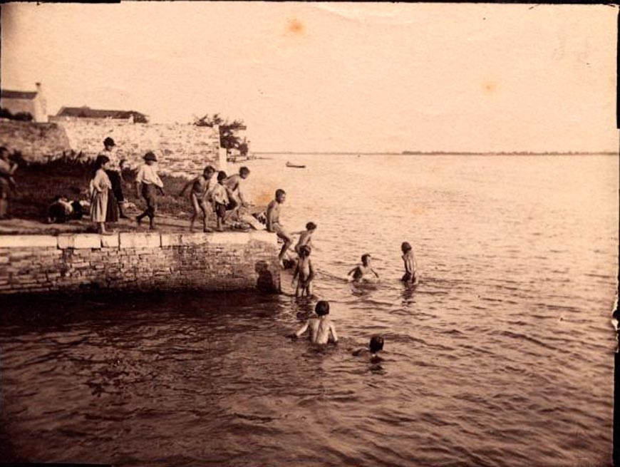 Bambini che fanno il bagno (Купающиеся дети), 1894-1915