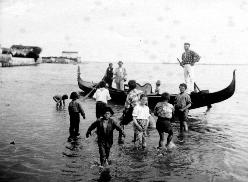 Chioggia: gondola e bambini al bagno nella laguna del Lusenzo (Кьоджа: гондола и купающиеся дети в лагуне Лузенцо), 1894-1915