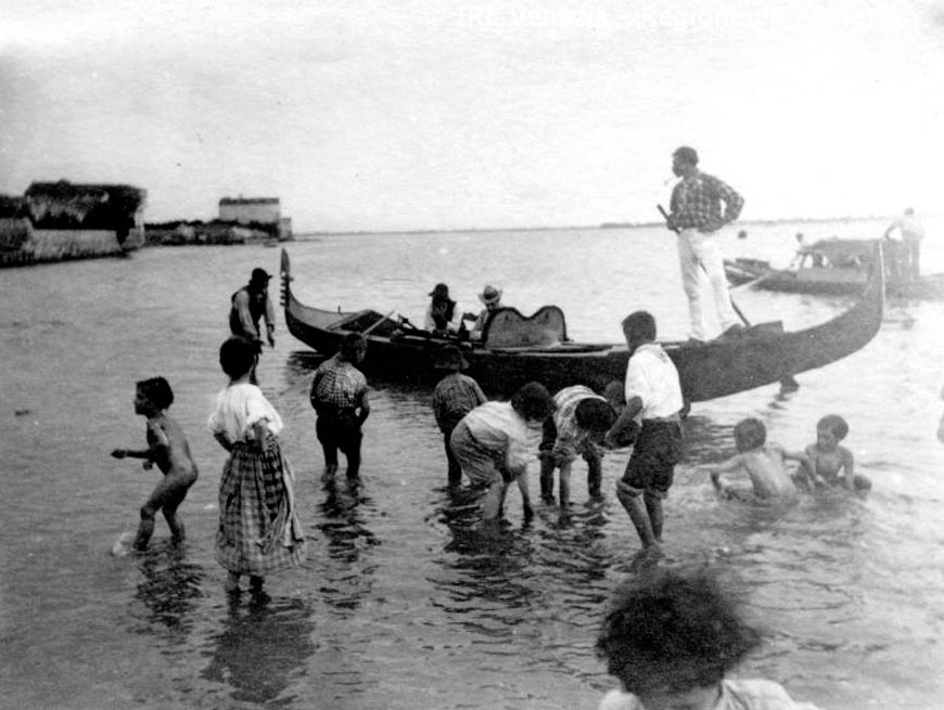 Chioggia; gondola e bambini al bagno (Кьоджа: гондола и купающиеся дети), 1894-1915