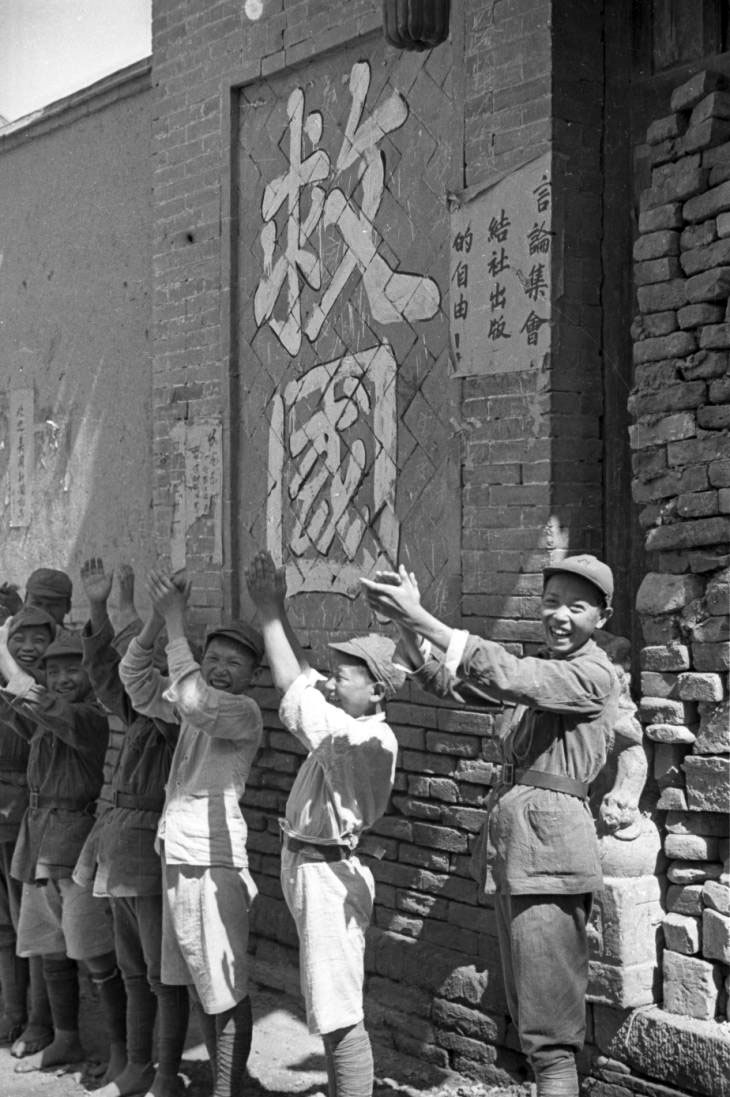 Boy soldiers clapping in support of Red army (Мальчики-солдаты приветствуют Красную армию), 1937