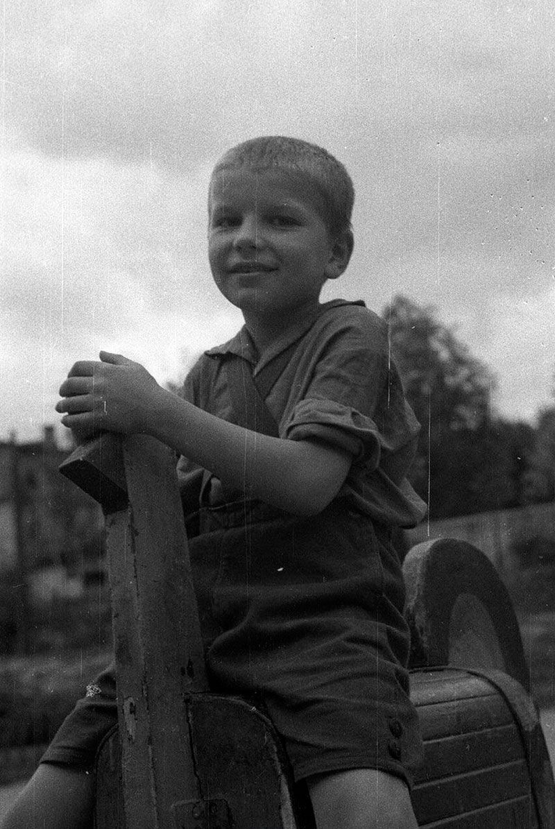 В Детском городке ЦПКиО (On the playground in the park), 1939