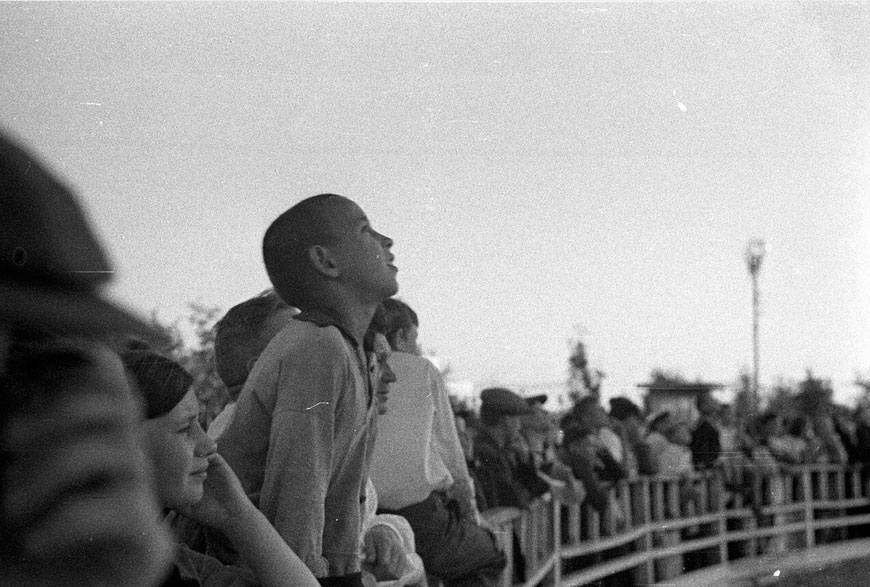 Парашютная вышка. Люди, глазеющие на прыгунов (Parachute tower. People staring at jumpers), 1939 