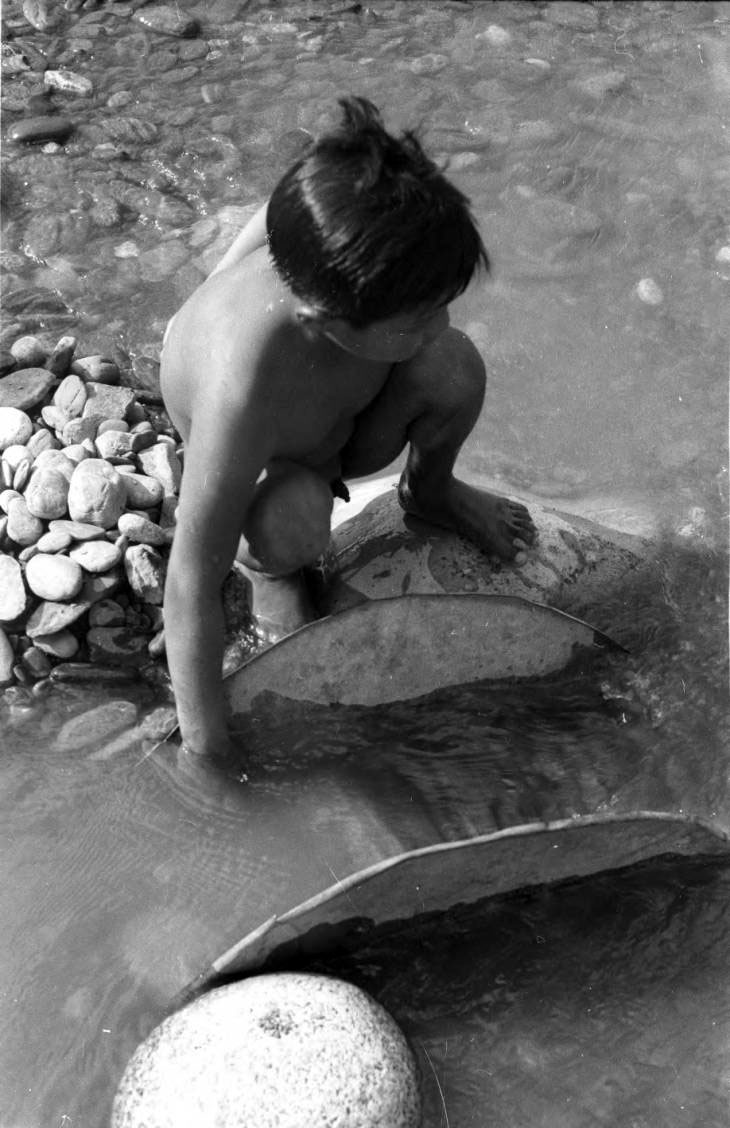 Naked boy with hand in sluice (Нагой мальчик, опустивший руку в желоб), 1954