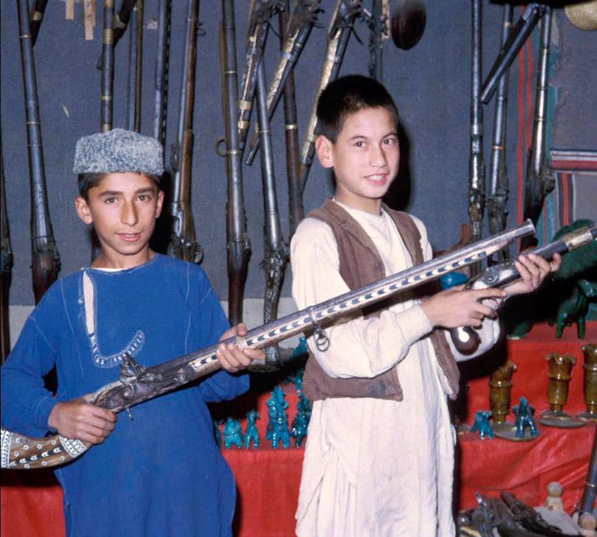 Boys in a gun shop (Мальчики в оружейном магазине), c.1969