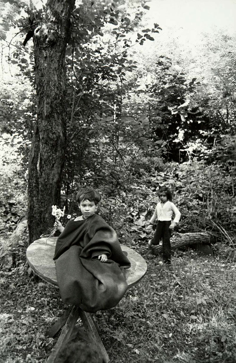 Pablo holding flowers with a girl (Пабло с цветами и девочкой), c.1956