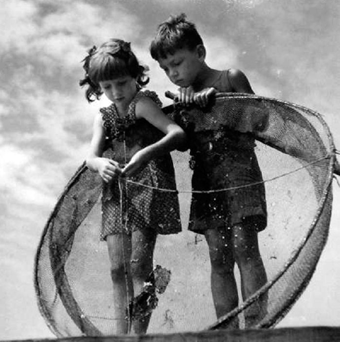 Boy and girl on beach (Мальчик и девочка на пляже)