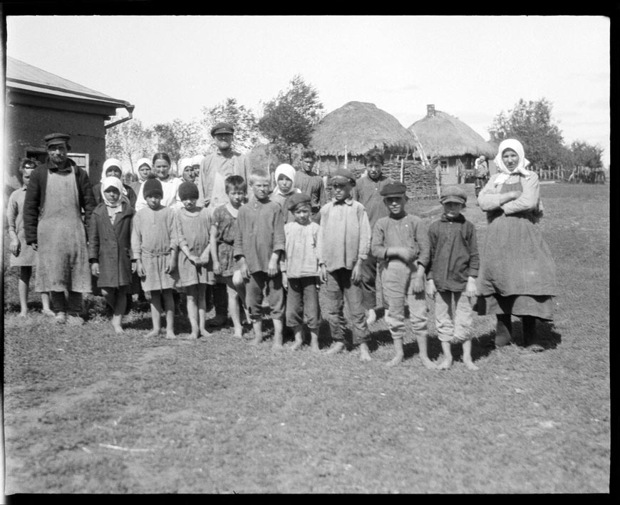 Group, children in front (Группа, впереди дети), 1931