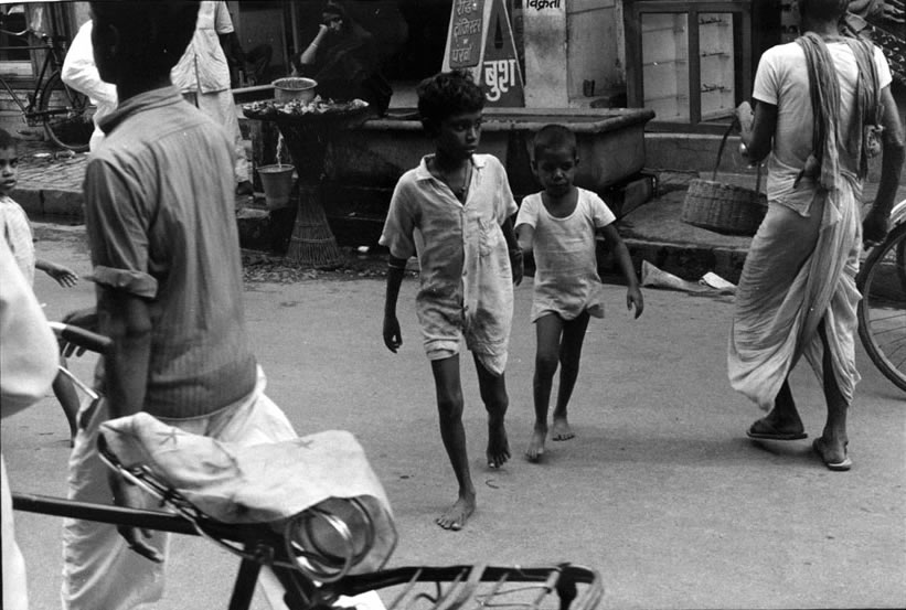 Two boys walking across the street (Двое мальчиков, переходящих через улицу), 1970