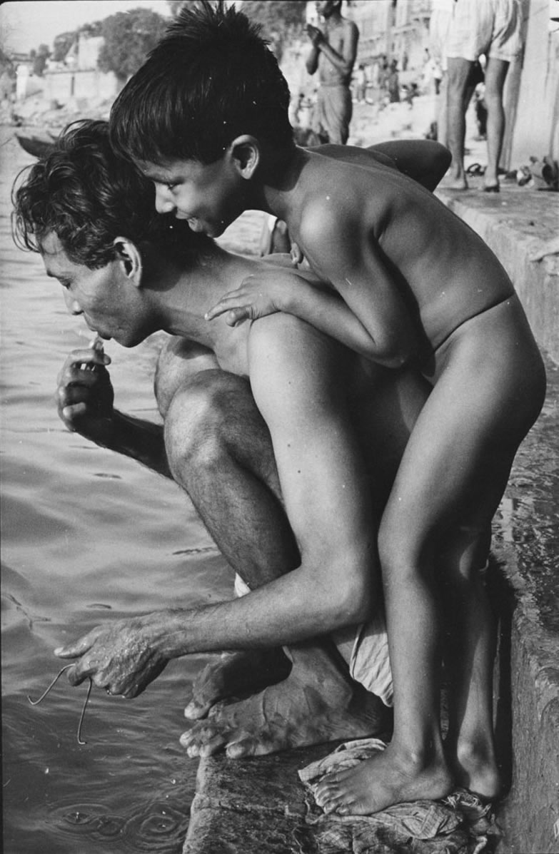 Man brushing teeth and small boy at the base of a ghat (Мужчина, чистящий зубы и маленький мальчик, стоящий на уступе пристани), 1970 