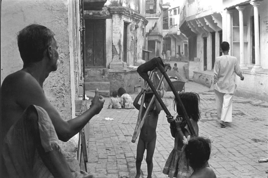 Man and children carrying crutches (Человек и дети, несущие костыли), ca.1970