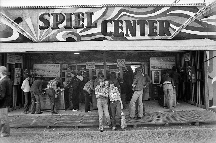 Kinder auf dem Rummel mit Inschrift 'Spiel-Center' (Дети рядом с надписью «Игровой центр»), 1982