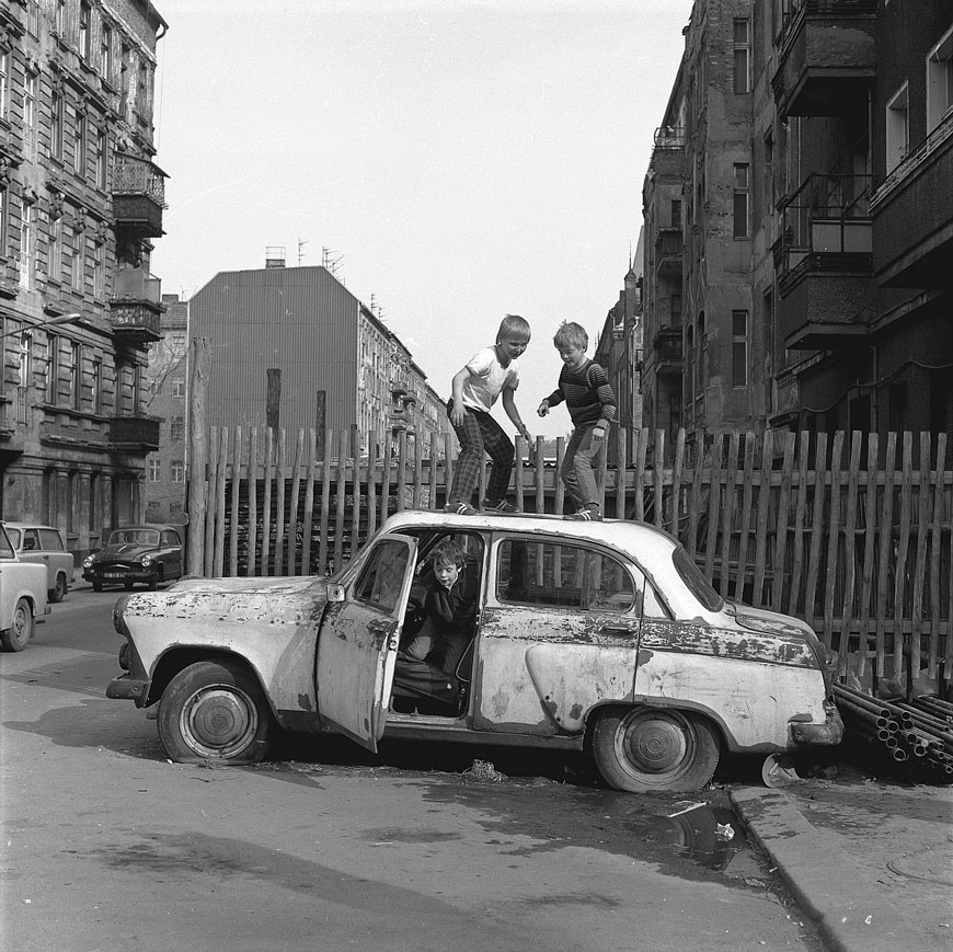 Zwei Jungen auf Autowrack (Два мальчика на разбитом автомобиле), 1984