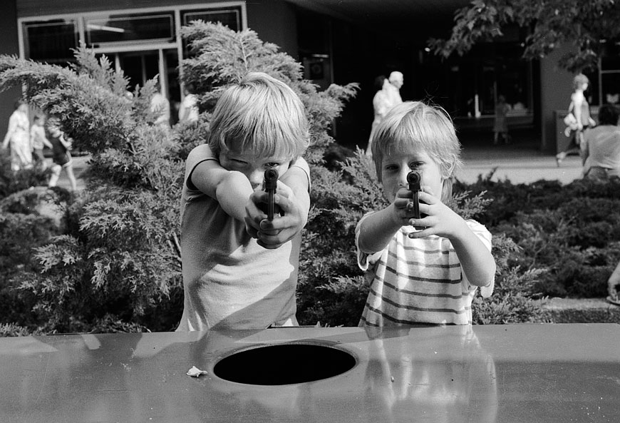 Zwei Jungen mit Spielzeugpistolen (Два мальчика с игрушечными пистолетами), 1984