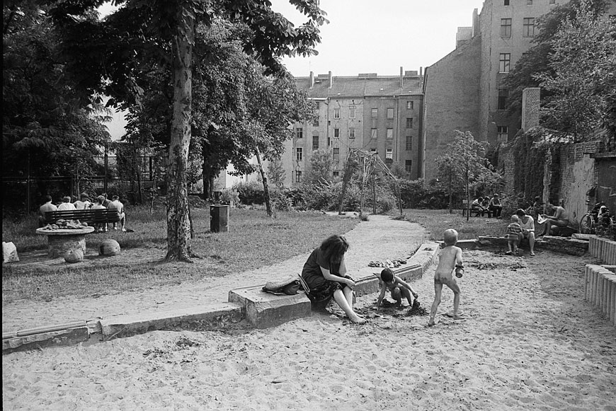 Spielplatz im Hirschhof mit Hirschplastik (Детская площадка в Хиршхоф со скульптурой оленя), 1986