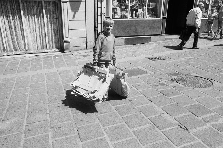 Ein Junge beim Sammeln von Altpappe (Мальчик, собирающий старый картон), 1989