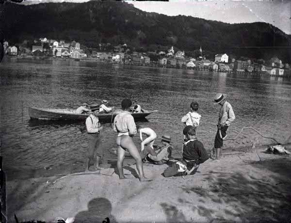 Boys Undressing to Go Swimming in the Mississippi River (Мальчики раздеваются, чтобы поплавать в Миссисипи), ca.1900