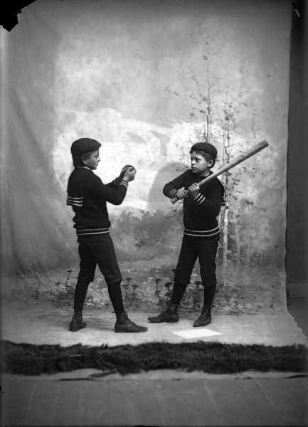 Two boys in a baseball pose (Два мальчика в позе баскетболистов)