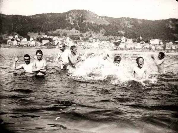 Men and boys swimming and splashing in the Mississippi River (Мужчины и мальчики купаются и брызгаются в Миссисипи), 1890-1900s