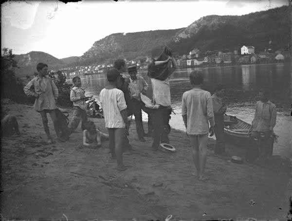 Groups of boys on the Mississippi River shore undressing for a swim (Группа мальчиков на берегу Миссисипи раздевается перед купанием), ca.1900