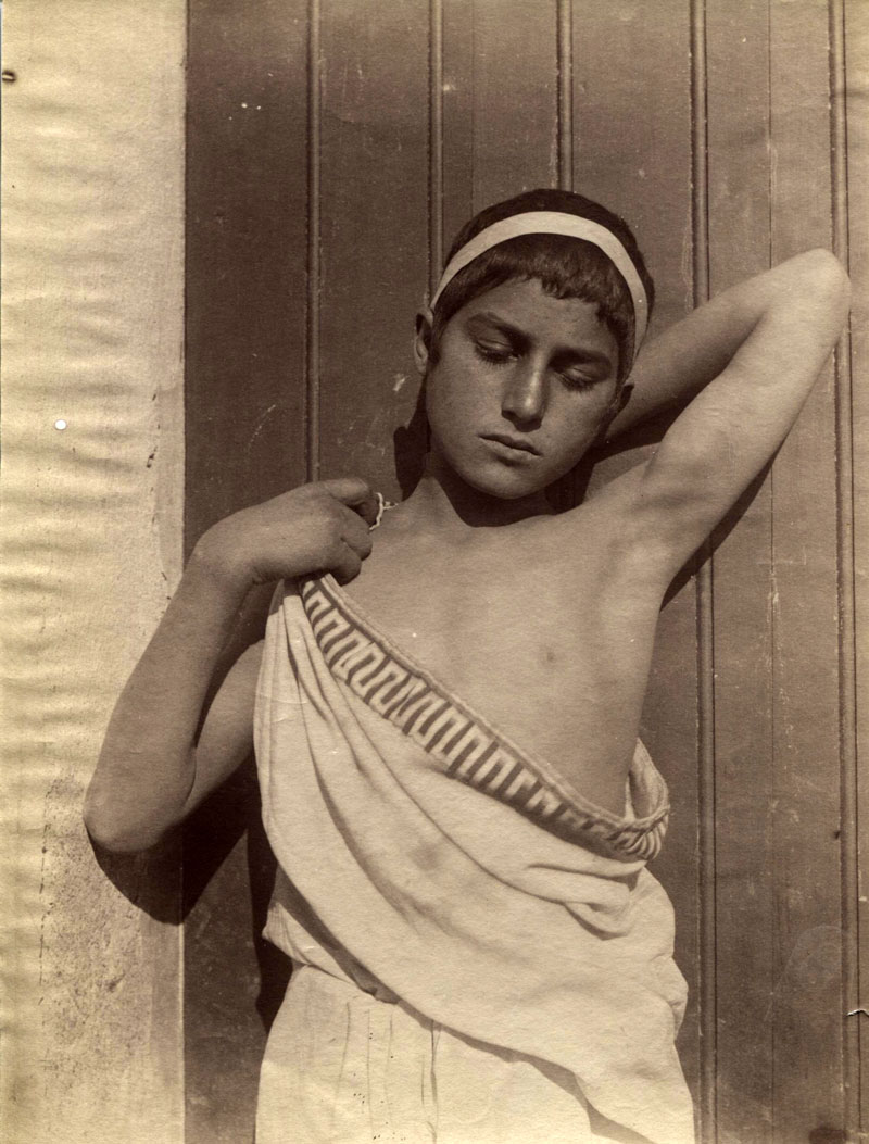 Sizilianischer Knabe mit Stirnband und Toga (Сицилийский мальчик с оголовьем и в тоге), c.1900