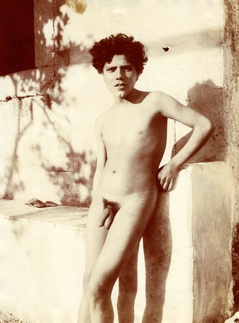 Sicilian Boy Posing at a Wall (Сицилийский мальчик, позирующий у стены), c.1900