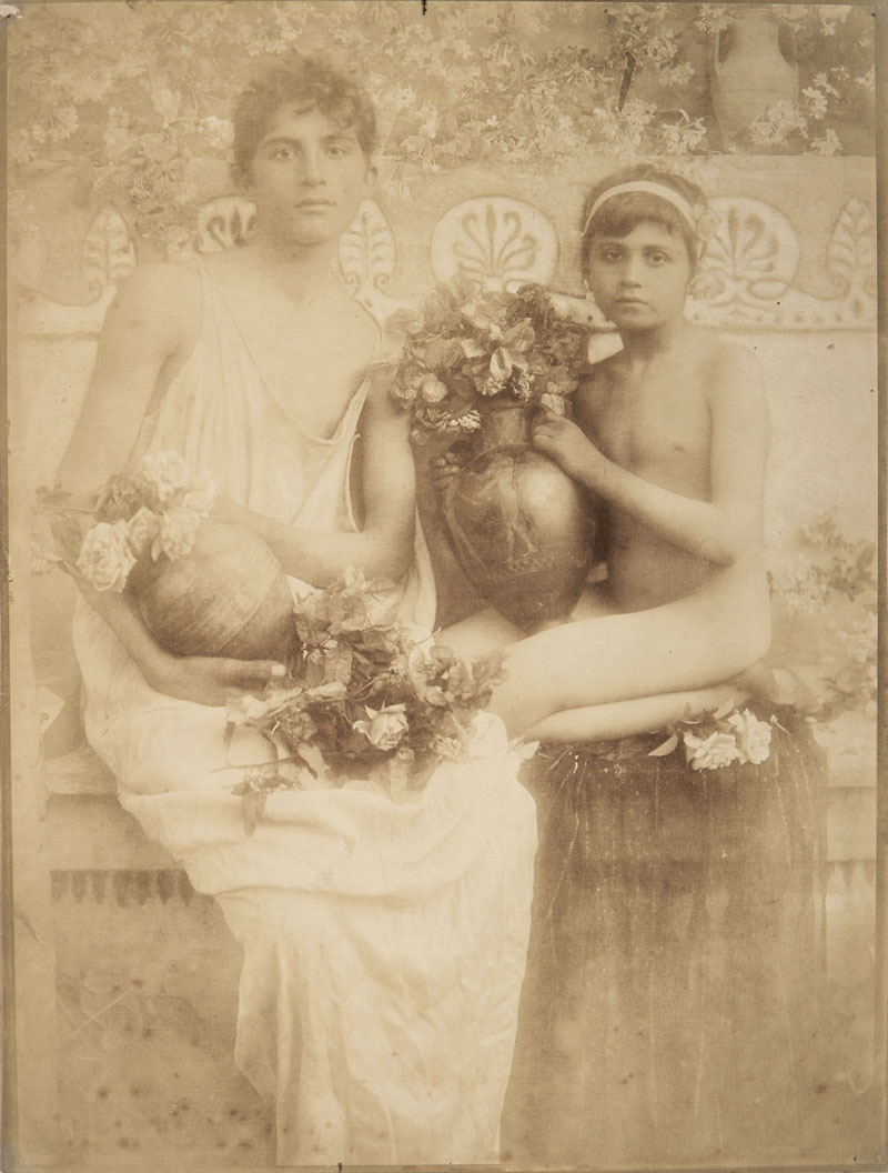 Seated youth and child holding vases of roses (Сидящие юноша и ребёнок держат вазу с розами), 1914