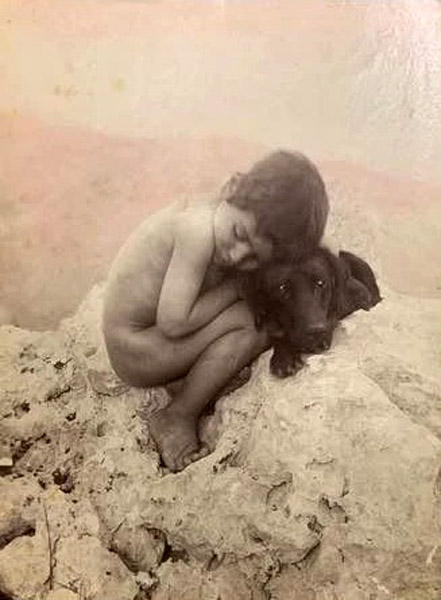 Child crouching with dog (Скорчившийся мальчик и собака)