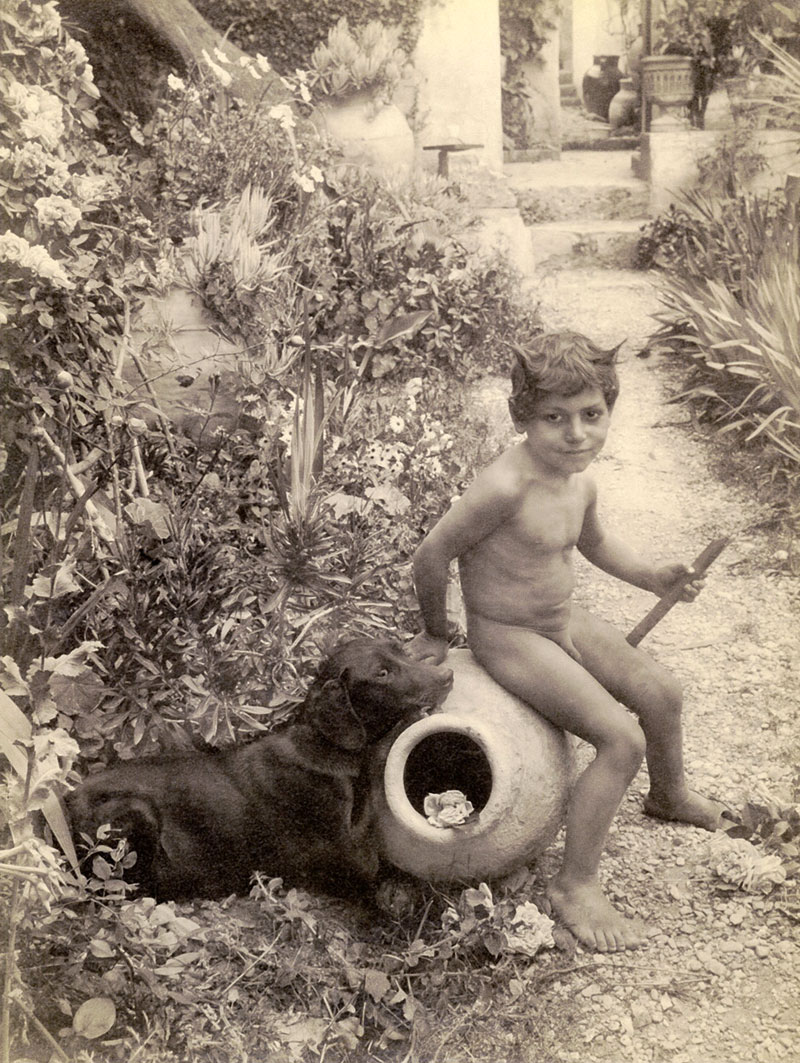 Nude boy seated with dog in garden (Голый мальчик, сидящий с собакой в саду), 1904-1905