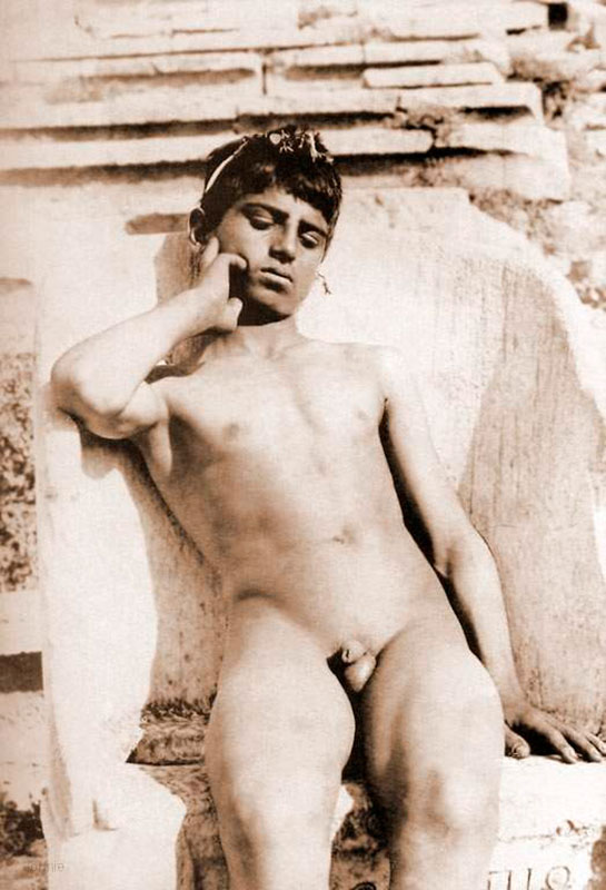 Ragazzo al Teatro di Dioniso ad Atene (Мальчик в театре Диониса в Афинах), 1895