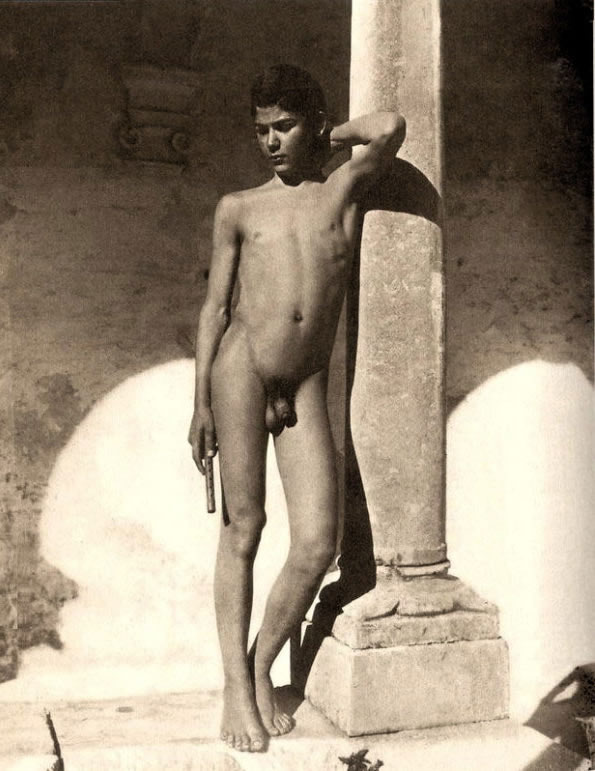 A nude boy in the former cloister of what today is Hotel San Domenico (Голый мальчик в бывшем монастыре, а ныне отеле, Сан Доменико), 18901895