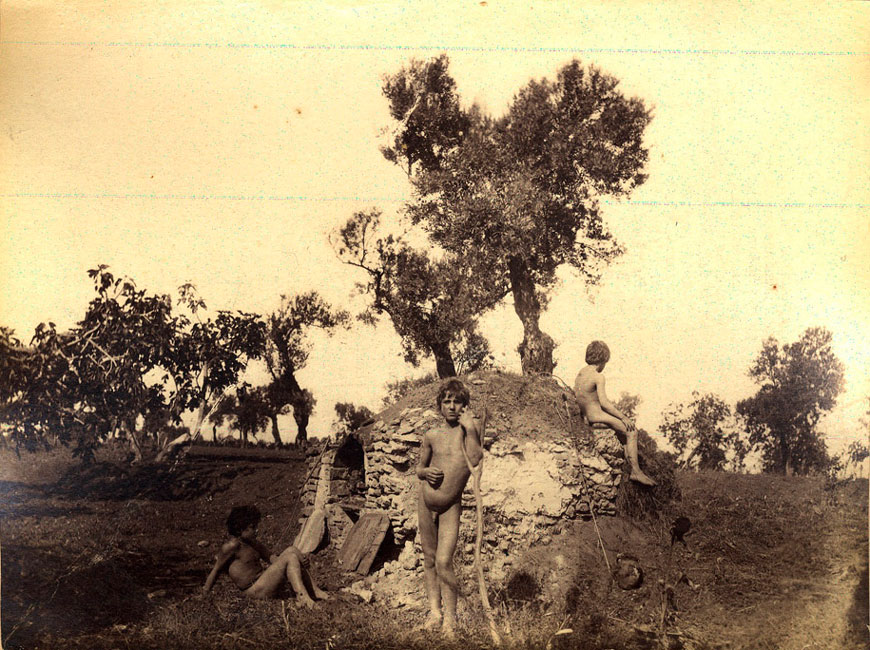 Tre ragazzi accanto a una fornace? (Три мальчика рядом с печью?), 1890s