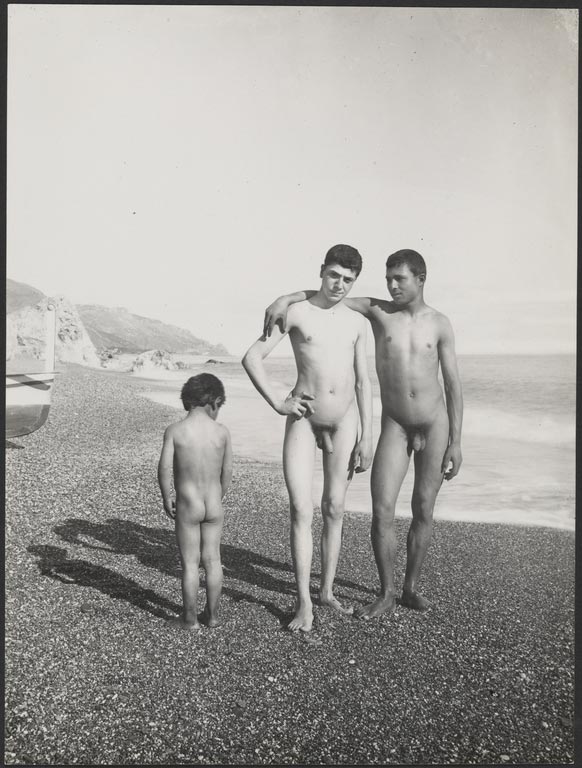 Due giovani e un bambino, nudi, sulla riva del mare a Taormina (Двое юношей и ребенок, голые, у моря в Таормине), c.1900