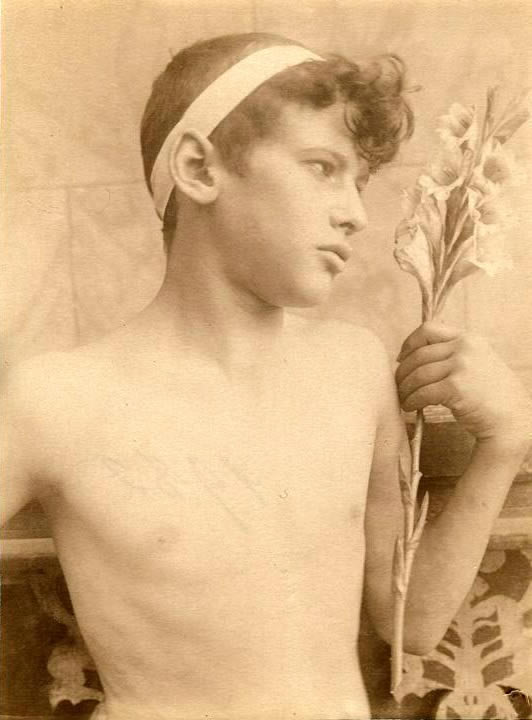 Ragazzo con fiori (Мальчик с цветами), c.1900