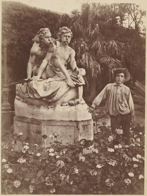 Un ragazzo di fronte al Monumento ai fratelli Canaris, scolpito da Benedetto Civiletti (Мальчик перед монументом братьям Канарис руки Бенедетто Чивилетти), c.1900