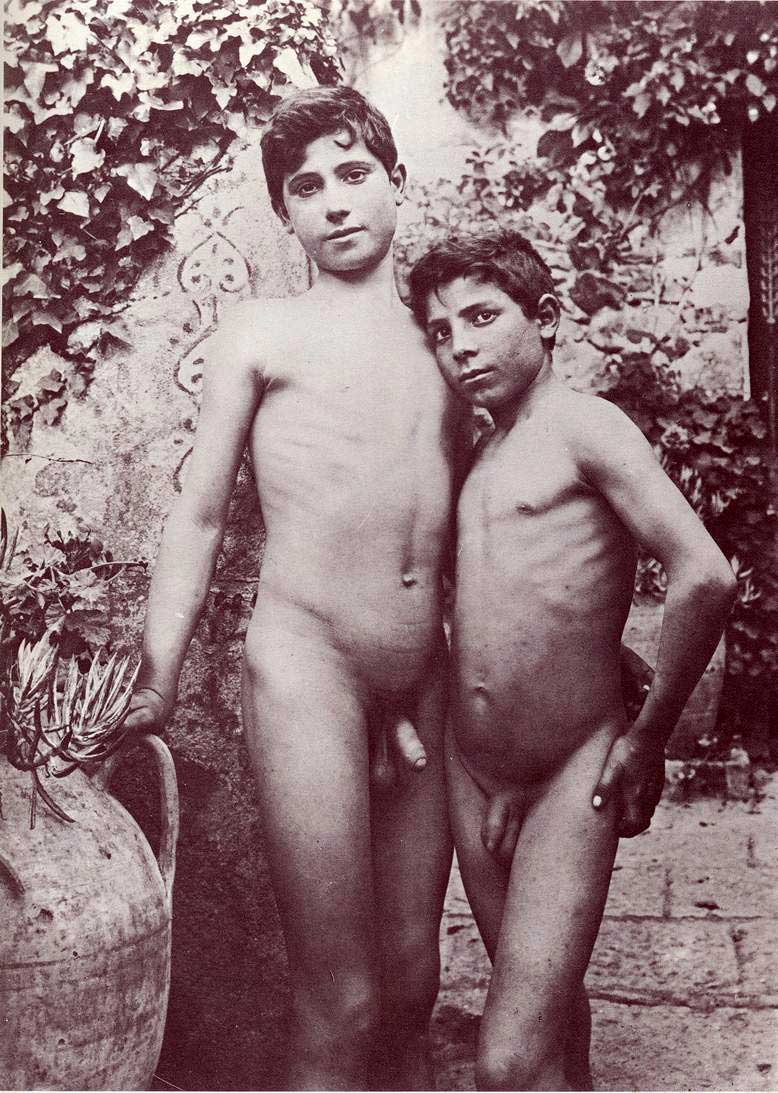 #2091, Two nude boys in his garden (Два нагих мальчика в его саду), 1900s