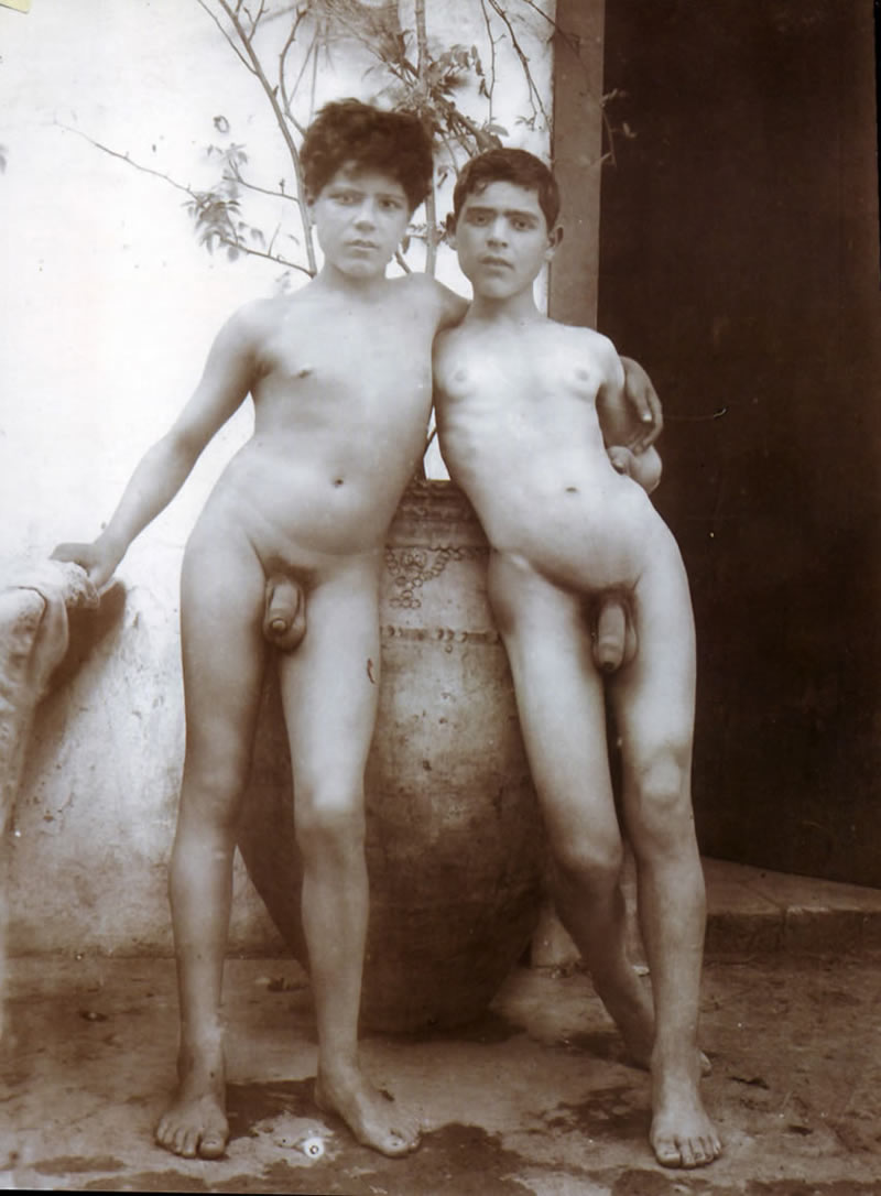 #1118, Two nude boys in front of a giara vase (Два нагих мальчика перед большой вазой), 1895-1900s