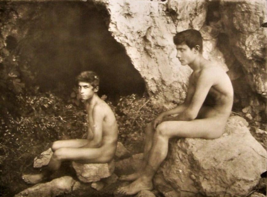 Due giovani nudi seduti accanto a una grotta (Двое обнаженных юношей, сидящих рядом с гротом), 1895-1900