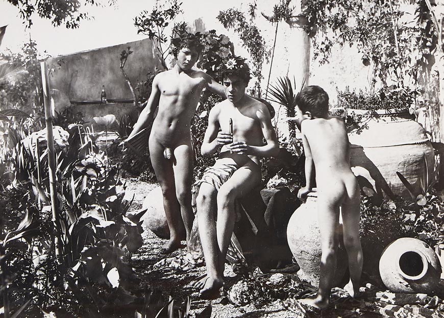 Tre ragazzi nel giardino di Gloeden (Три мальчика в саду Глёдена), 1890s