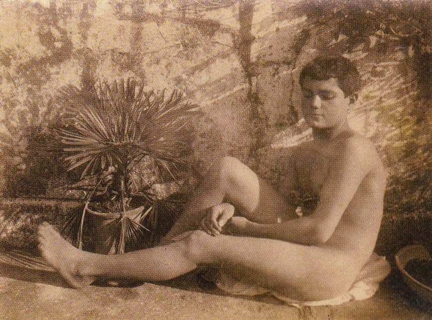 Bambino napoletano nudo, seduto su una terrazza (Обнаженный неаполитанский ребенок, сидящий на террасе), 1899