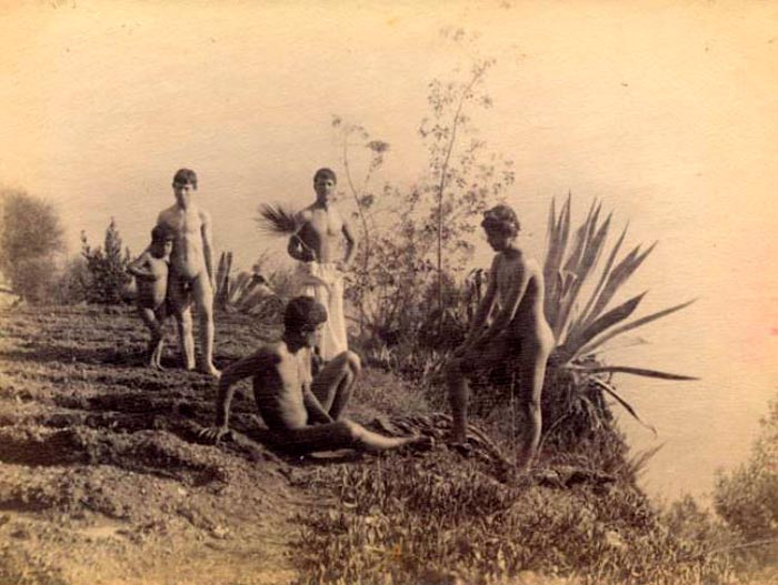 Edoardo e altri tre giovani davanti a un'agave e alla costa (Эдоардо и еще трое молодых людей перед агавой и побережьем), c.1895