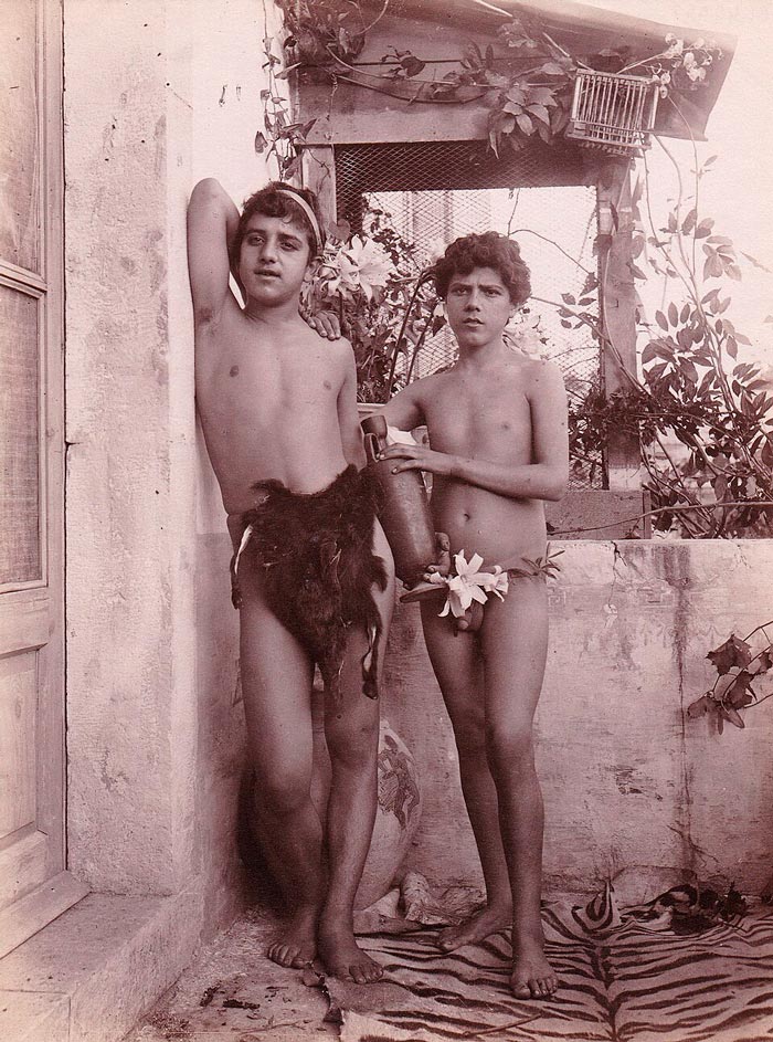 Due ragazzi nudi sul pianerottolo della scala di casa di Wilhelm von Gloeden (Два голых мальчика на площадке лестницы дома Вильгельма фон Глёдена), 1895/1900s