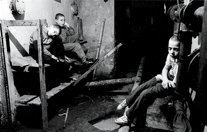 Слава, Максим и Дима ночью отдыхают в подвале жилого дома (Slava, Maxim and Dima are resting at night in the basement of a residential building), 1996