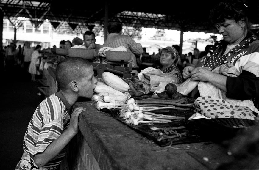 Беспризорный мальчик просит еду на рынке Привоз (A homeless boy begs for food at the Privoz market), 1997