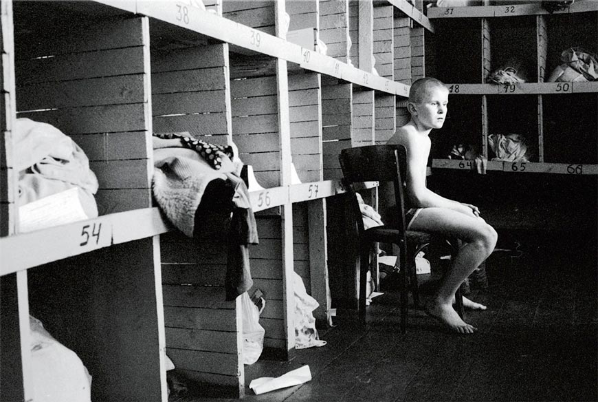 В кладовой приемника-распределителя для несовершеннолетних (In the storage room of the juvenile detention center), 1997 