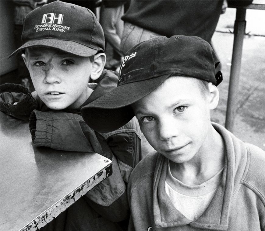 Беспризорники у станции метро «КПИ» (Homeless children at the KPI metro station), 1998