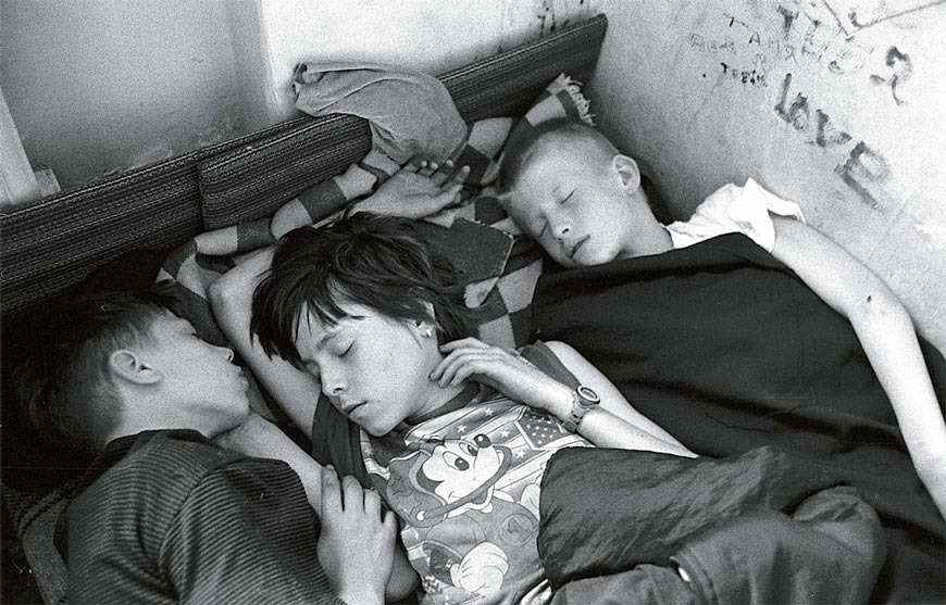 Беспризорники спят в заброшенном доме неподалеку от Курского вокзала (Homeless children sleep in an abandoned house near Kursky railway station), 2002
